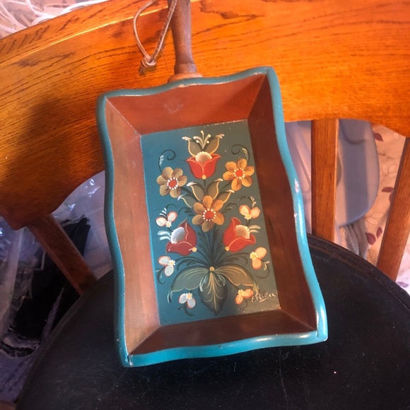 Two vintage folk art, small trays with handles, for display - slightly loved - Picture 10 of 11